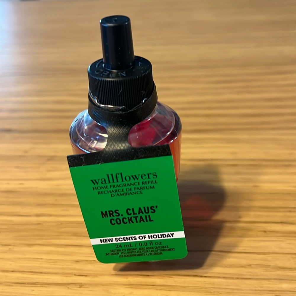 Bath & Body Works Wallflowers Refill. Mrs. Claus’ Cocktail.